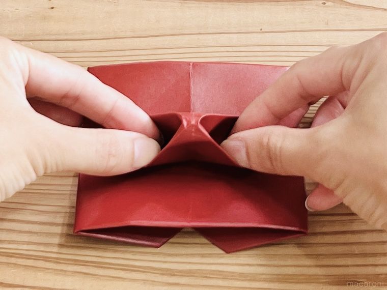 赤い紙で写真立てを作っている様子