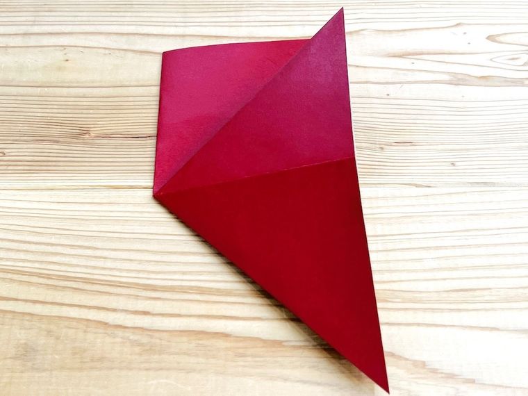 赤い紙で写真立てを作っている様子