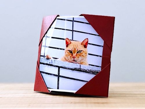 使わない紙袋で写真立てが作れる折るだけの簡単なリメイク方法