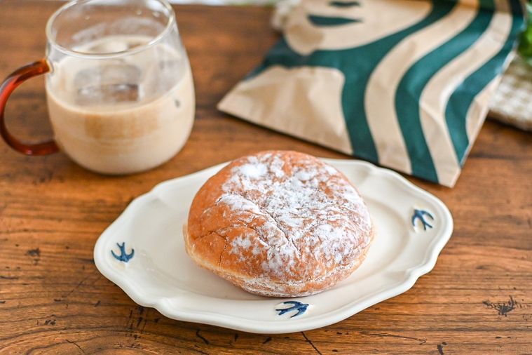 お皿にのったマラサダとカフェラテ