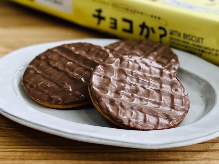 チョコかWITH BISCUITを皿に出した様子