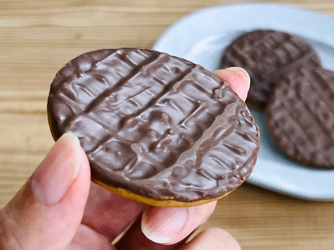 本物のチョコにしか思えない！SNSで話題の代替品「チョコか？」を食べ