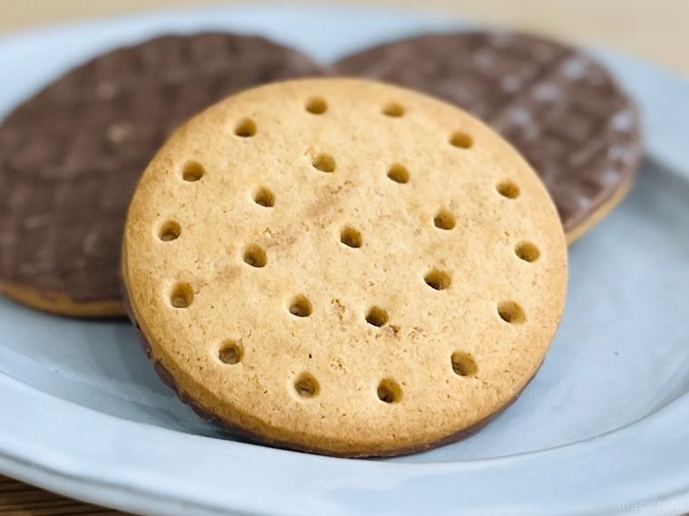 チョコかWITH BISCUITを皿に出した様子