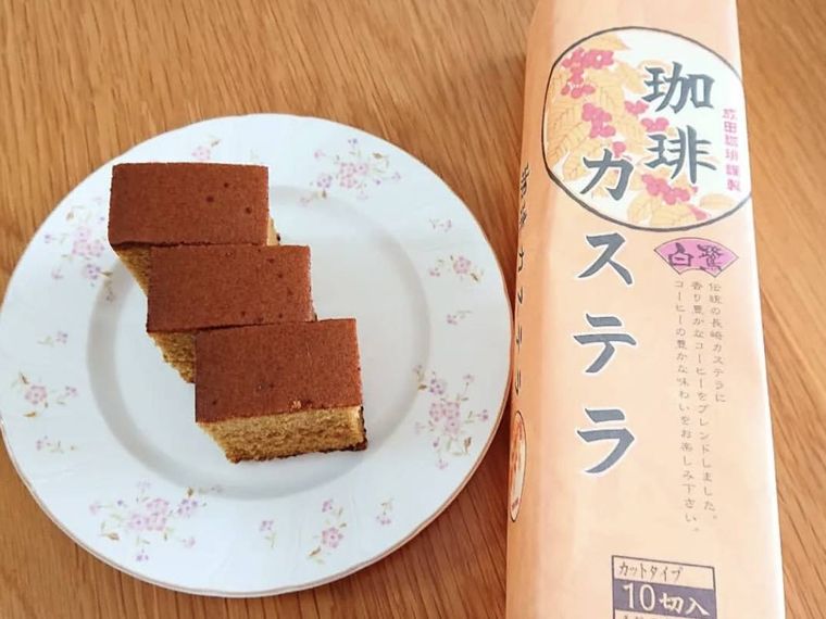 お皿に盛られた成田珈琲の白鷺 珈琲カステラ