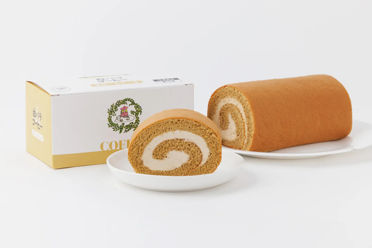 鳥取発の白バラコーヒーロールケーキ。しっとりスポンジとクリームが絶妙なハーモニー