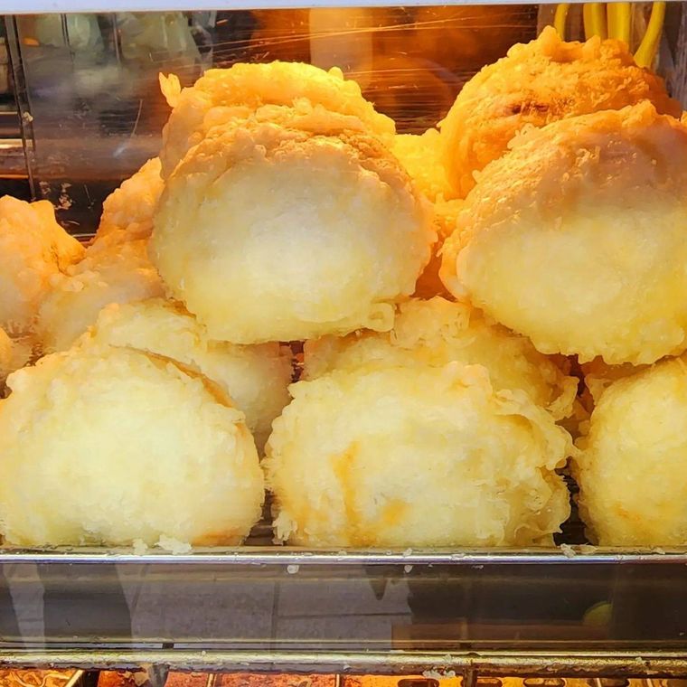 ケースに入った揚げゆばまんじゅう