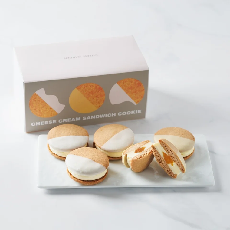 チーズクリームクッキーサンドの箱と中身