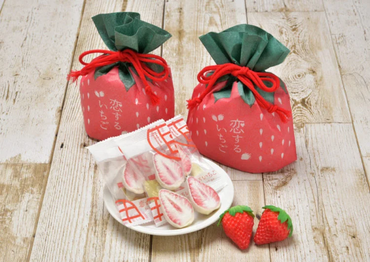 器にのった恋するいちごと巾着のパッケージ
