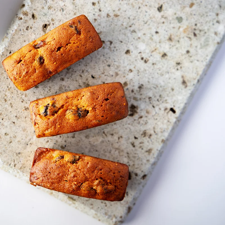 器にのった金谷菓子本舗のフルーツケーキ