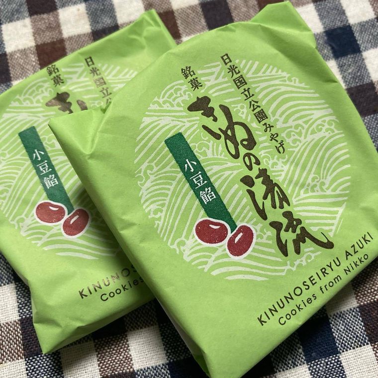 チェックの布に置かれたきぬの清流