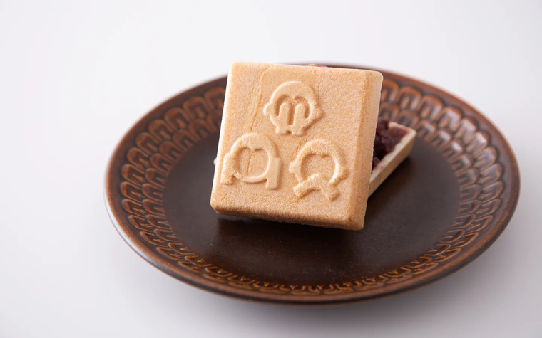 器にのった日光もなかの日光お猿さんもなか