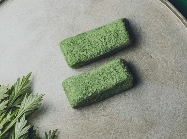 お皿にのった彩雲堂の若草