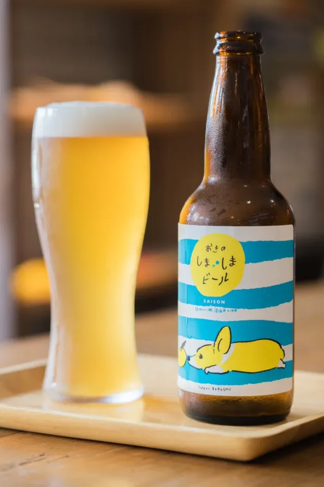 グラスに注がれたおきのしましまビールと瓶