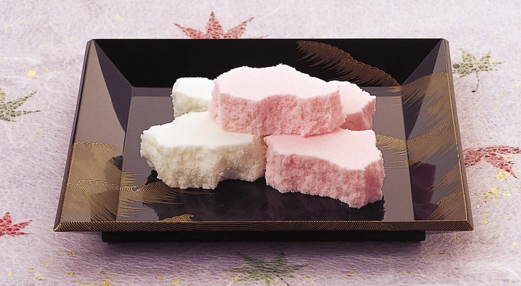 黒いお皿にのった風流堂のお菓子山川