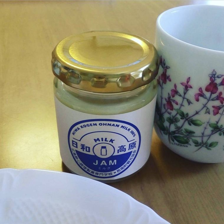 机に置かれた日和高原ミルクジャム とコップ