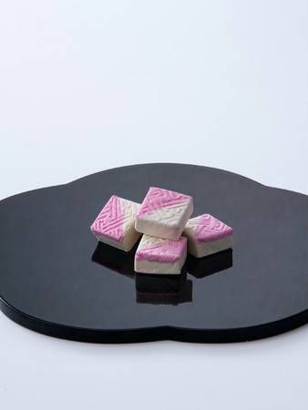 黒いお皿にのった一力堂の姫小袖