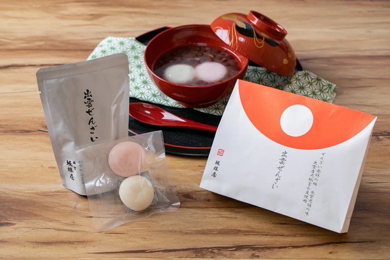 器に盛られた坂根屋の出雲ぜんざい餅とパッケージ