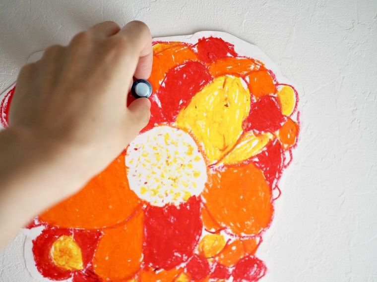 壁に子どもの絵を飾ったところ