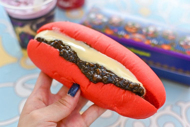 ホットドッグを持っているところ