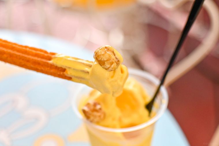 チュロスでアイスをすくっているところ