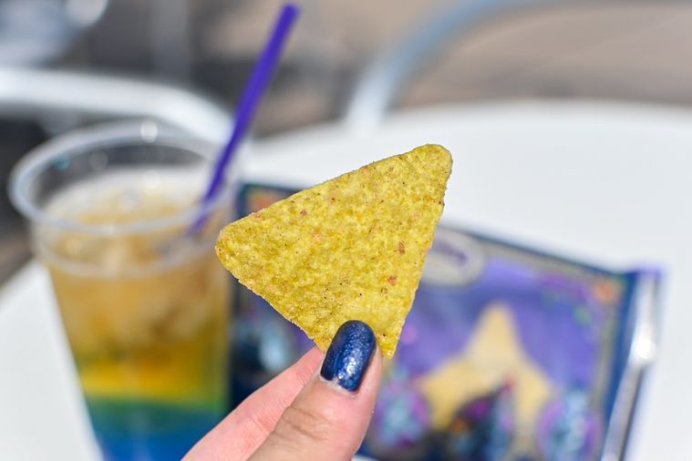 スナックを持っているところ