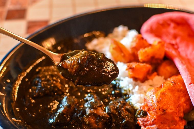 スプーンですくっているところ