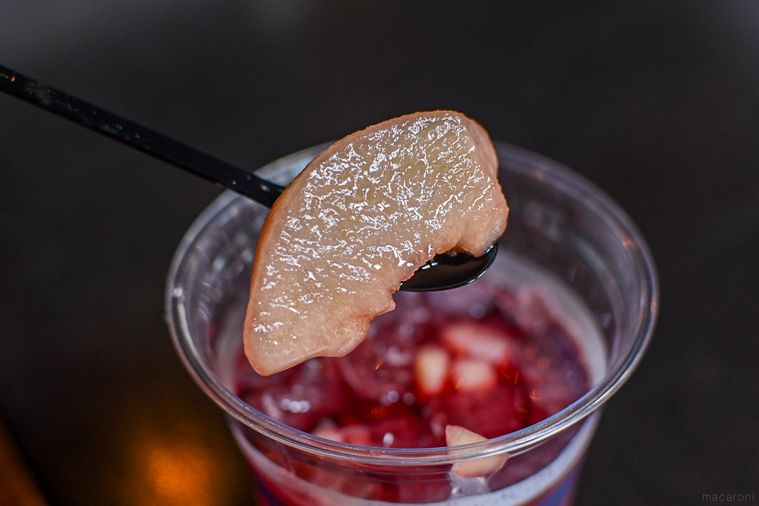 カクテルに入っている桃