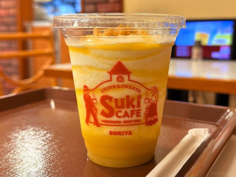 お盆にのったすき家のSukiシェイク 焼き芋とストローが並んでいる様子