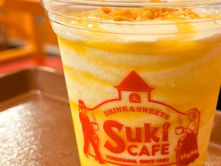 専用カップに入ったすき家のSukiシェイク 焼き芋が置かれている様子