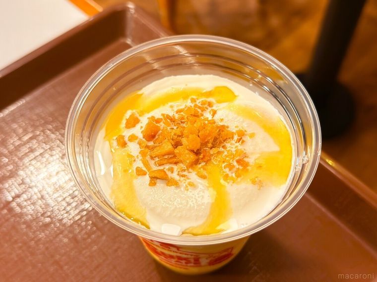 芋けんぴクラッシュがトッピングされたすき家のSukiシェイク 焼き芋が置かれている様子