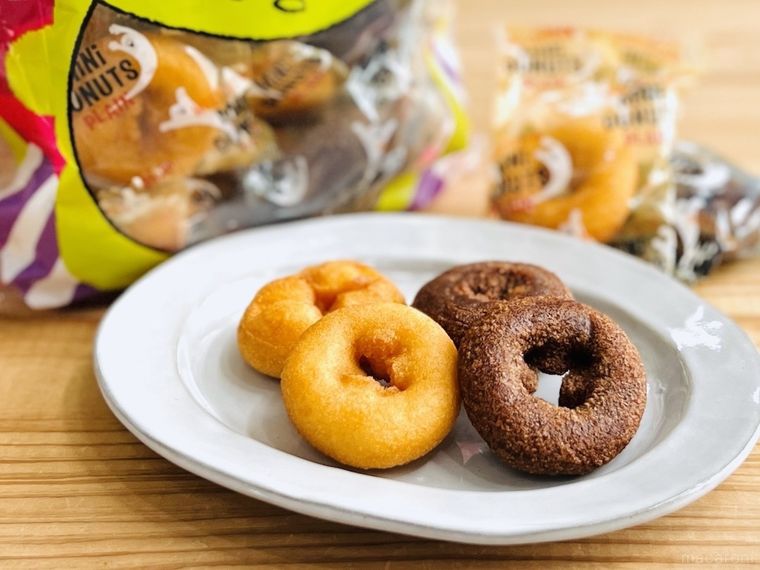 カルディのハロウィンミニドーナツを皿に盛り付けた様子