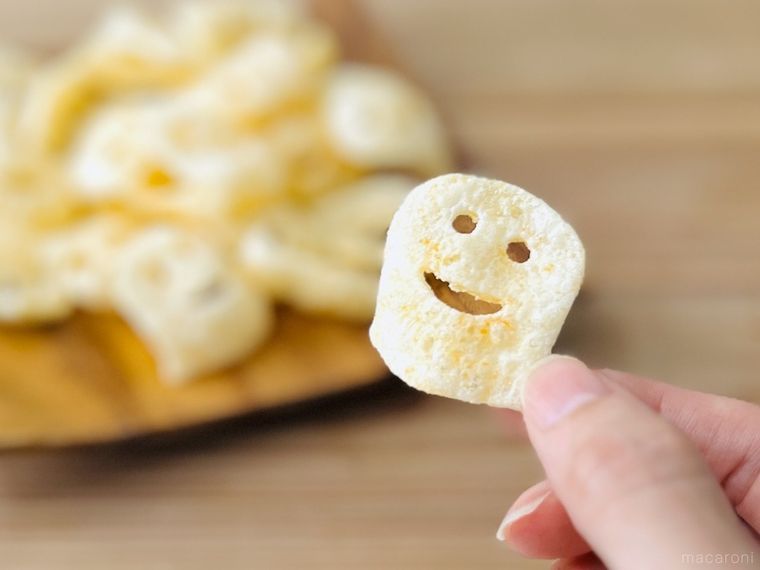 おばけの形をしたスナック菓子を手で持っている様子