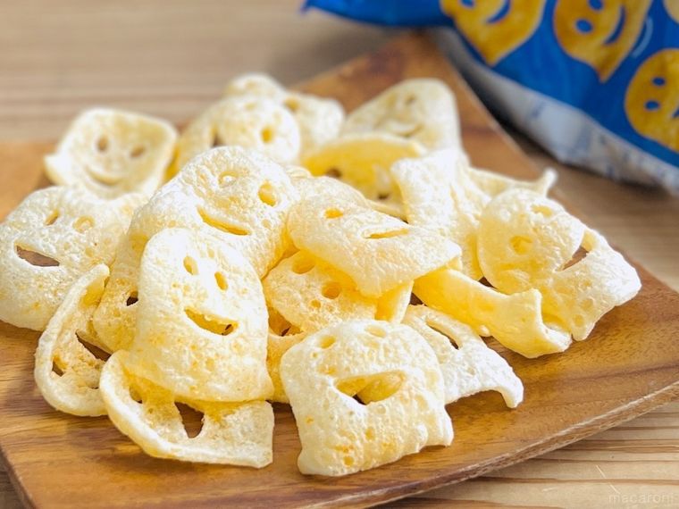 おばけの形をしたスナック菓子が木の皿に盛られた様子