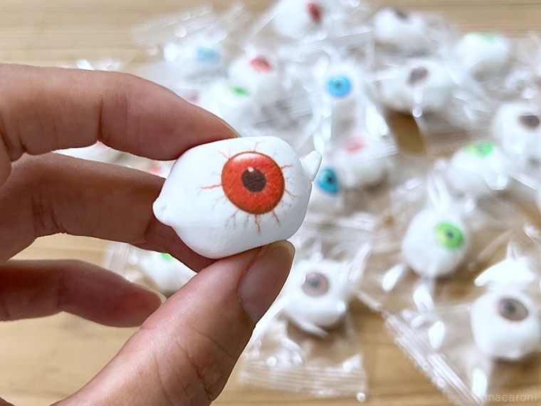 カルディのめだまマシュマロを手で持っている様子