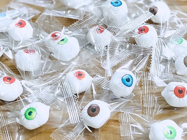 カルディのめだまマシュマロをパッケージから出した様子