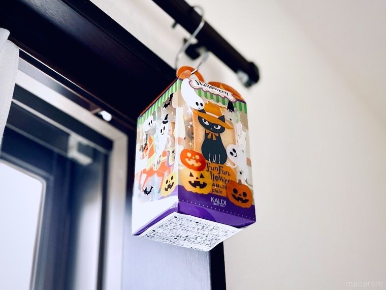 カルディのハロウィンランタンボックスを窓辺に吊るした様子