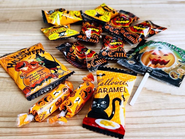 ハロウィン柄のパッケージに入ったロリーポップ、キャンディ、ラムネ、クッキー、キャラメル