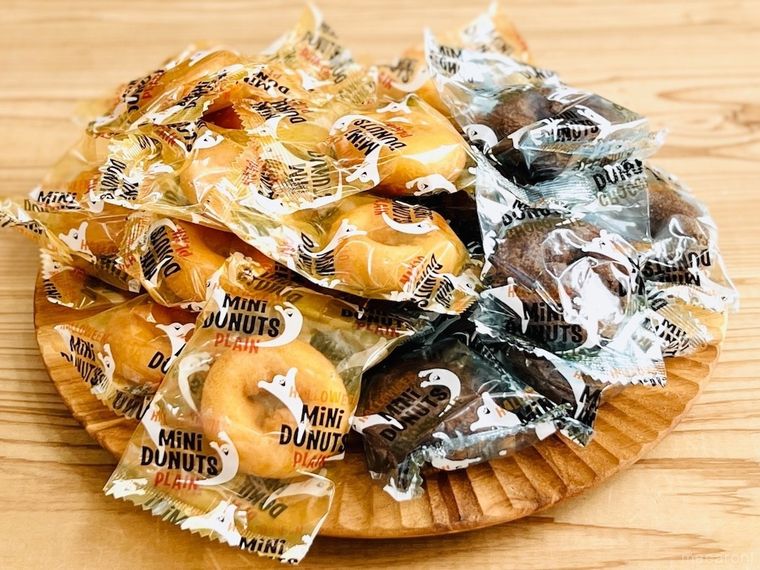 カルディのハロウィンミニドーナツを木の皿に出した様子