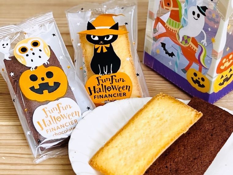 ハロウィンデザインのフィナンシェを皿に盛り付けた様子