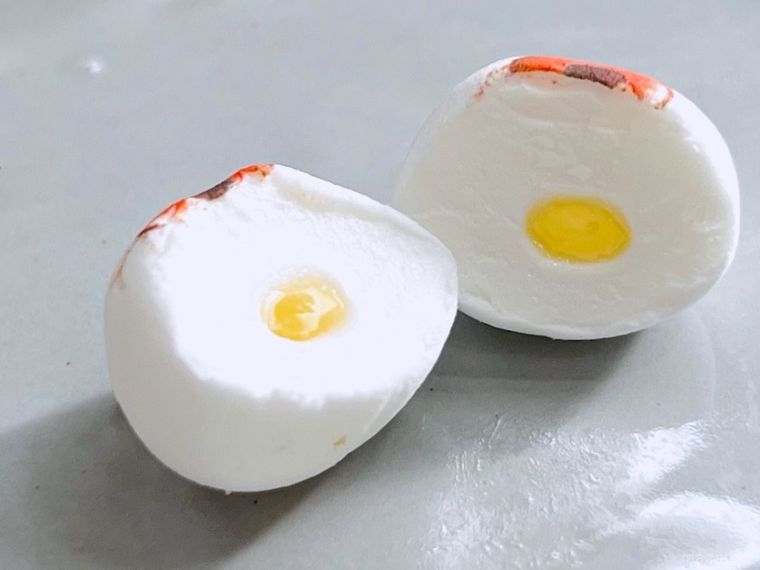 カルディのめだまマシュマロを半分にカットした様子