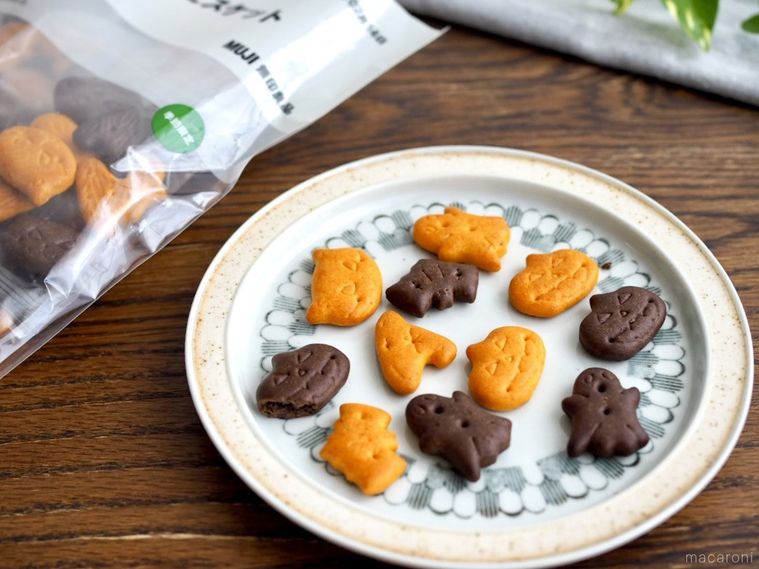 かぼちゃとココアのビスケットが小皿に並んでいる