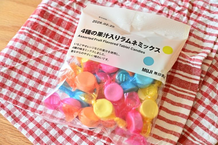 ギンガムチェック柄の布の上に置かれた無印良品のカラフルなラムネ