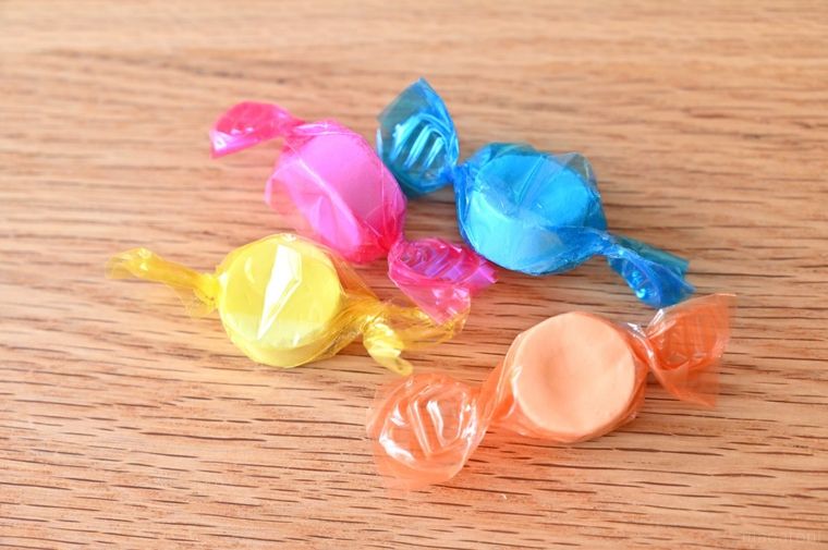 4種類のカラフルなラムネ