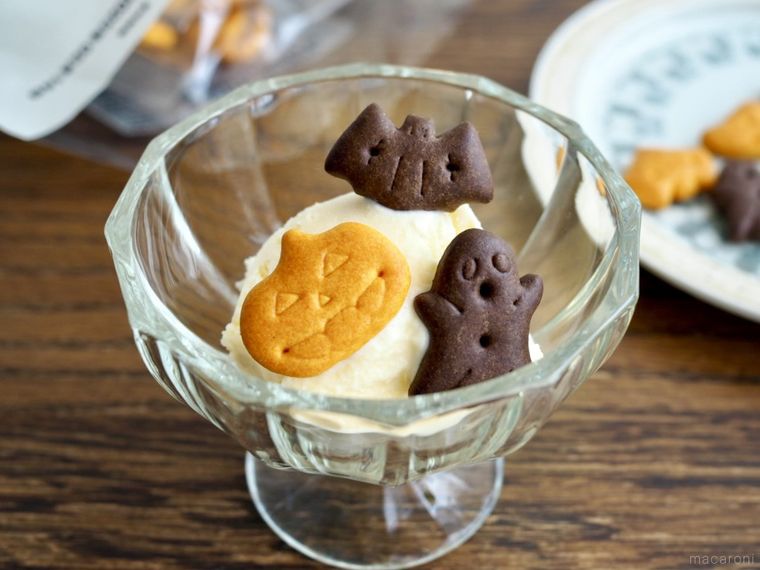 2種類のビスケットをトッピングしたバニラアイス