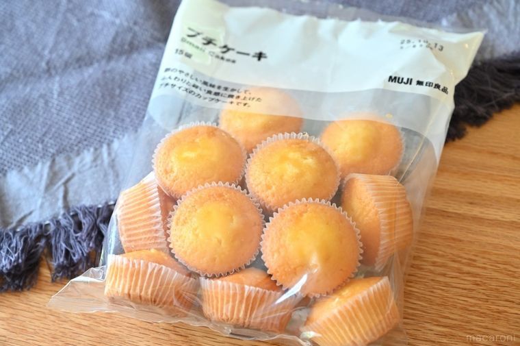 木製テーブルに置かれた無印良品大袋 プチケーキ