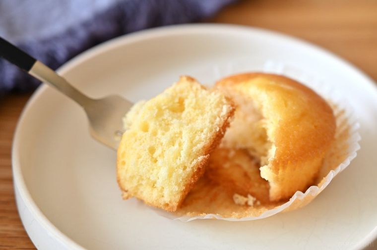 プチケーキを半分にカットしてフォークをさしている