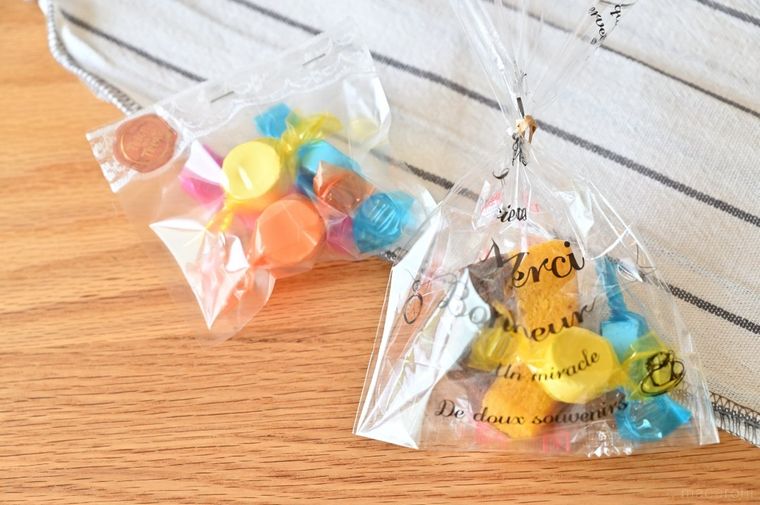 ラムネやバウムクーヘンをラッピングした2種類のお菓子ギフト