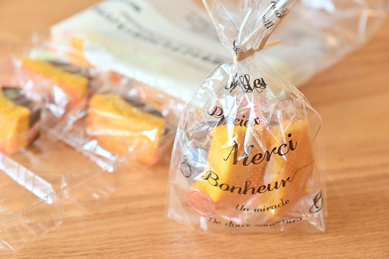 無印良品のカットバウムをラッピングしている