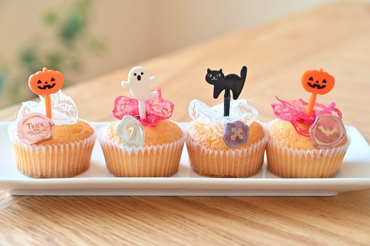 4個のプチケーキにハロウィンピックをさして並べている