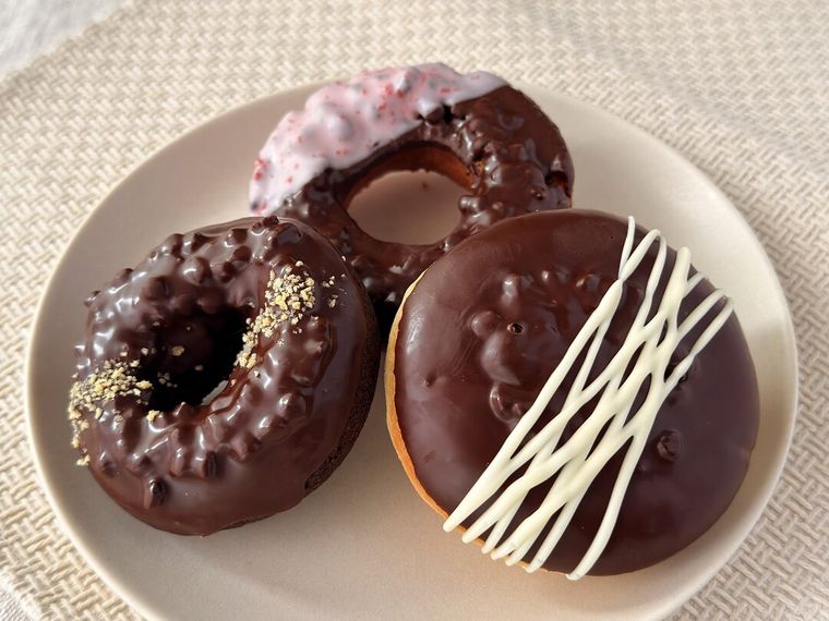 袋から取り出したミスドのブラックサンダーコラボ3種が皿に盛り付けられている様子